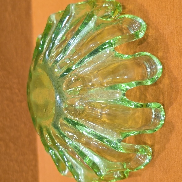 Vintage Green Art Glass Stack Nesting Bowls Fluted Edge Set of 2 - Picture 4 of 9